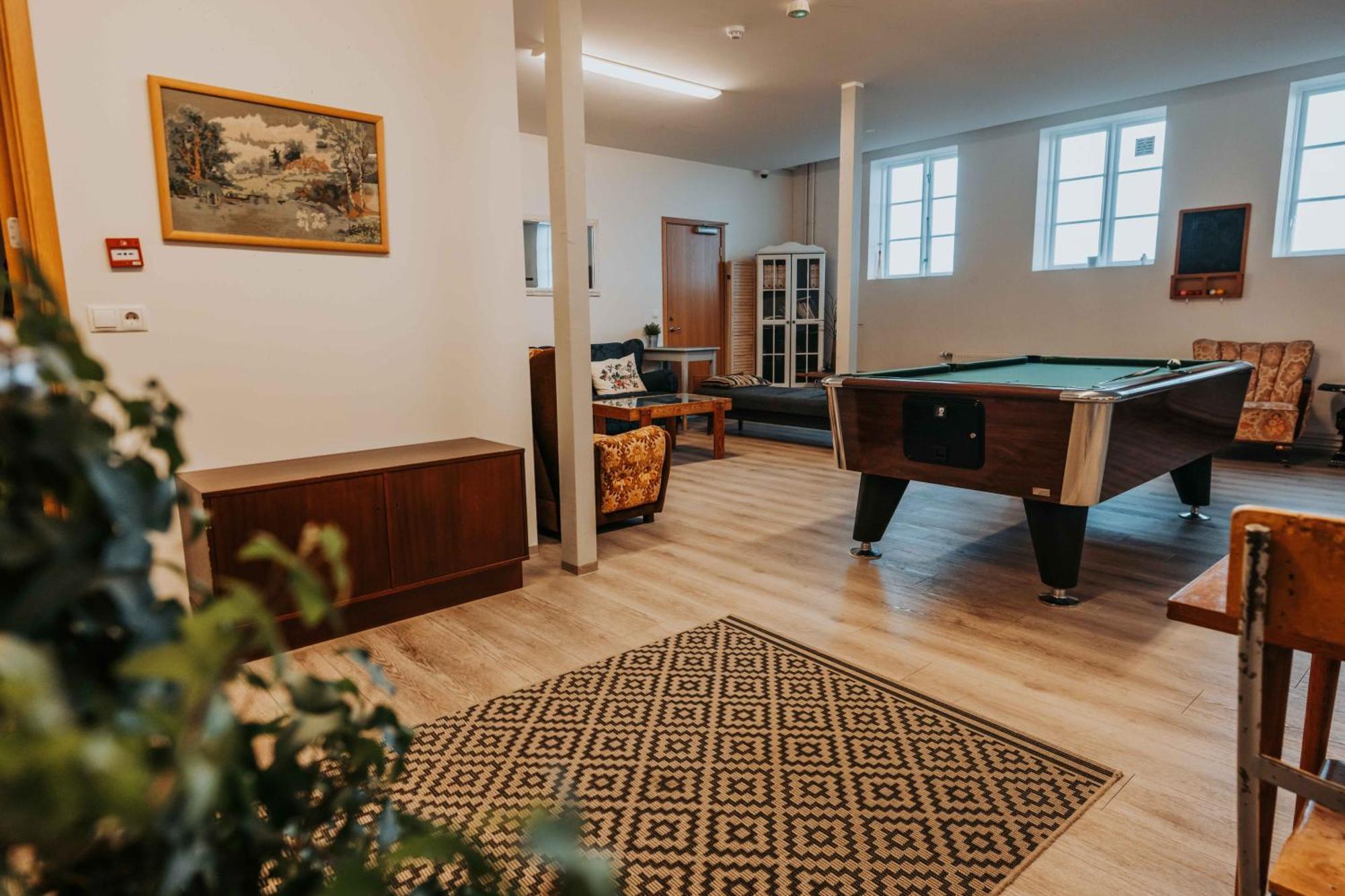 לאוגרבטן Heradsskolinn Historic Guesthouse מראה חיצוני תמונה