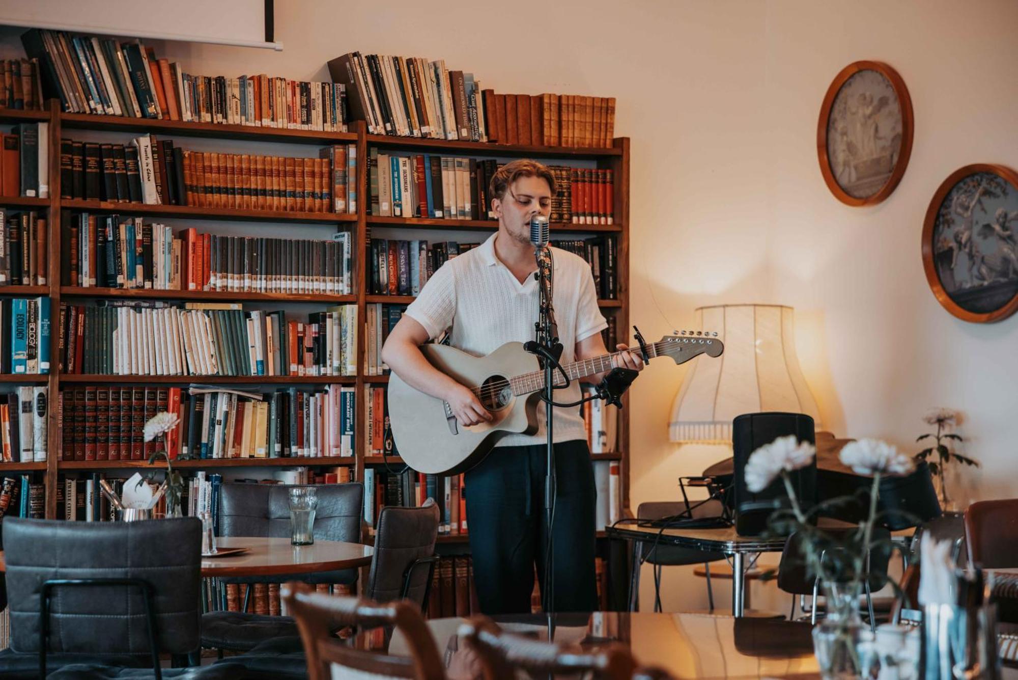 לאוגרבטן Heradsskolinn Historic Guesthouse מראה חיצוני תמונה