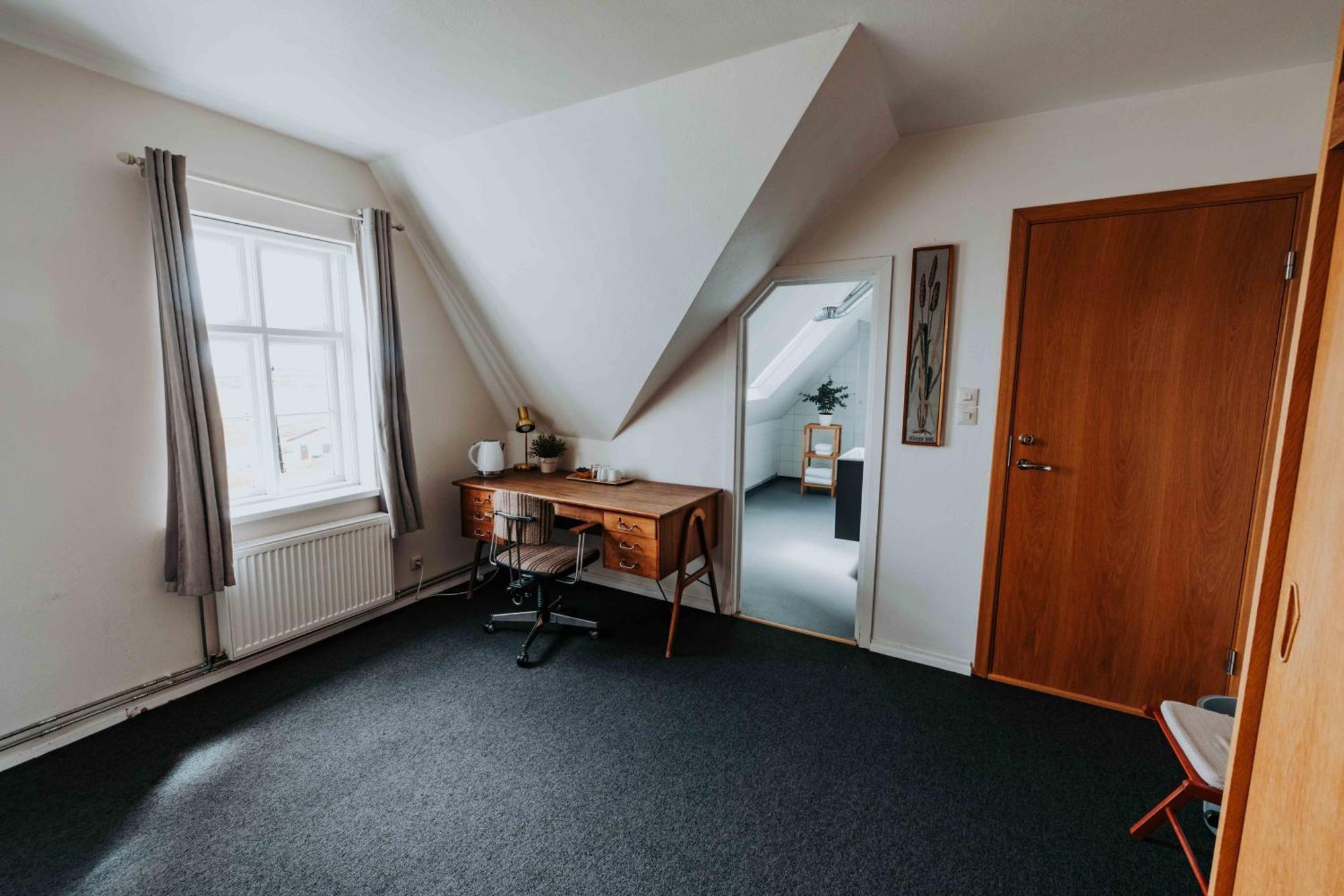 לאוגרבטן Heradsskolinn Historic Guesthouse מראה חיצוני תמונה