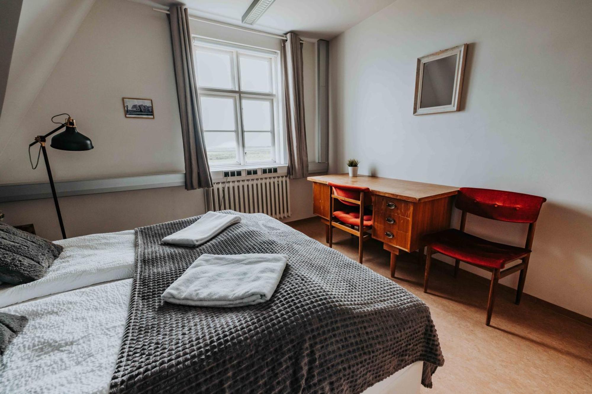 לאוגרבטן Heradsskolinn Historic Guesthouse מראה חיצוני תמונה