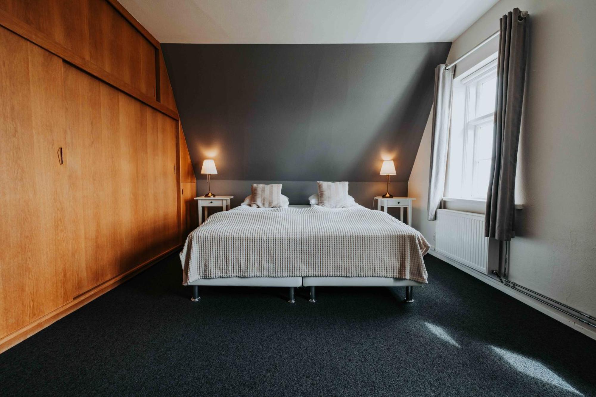 לאוגרבטן Heradsskolinn Historic Guesthouse מראה חיצוני תמונה