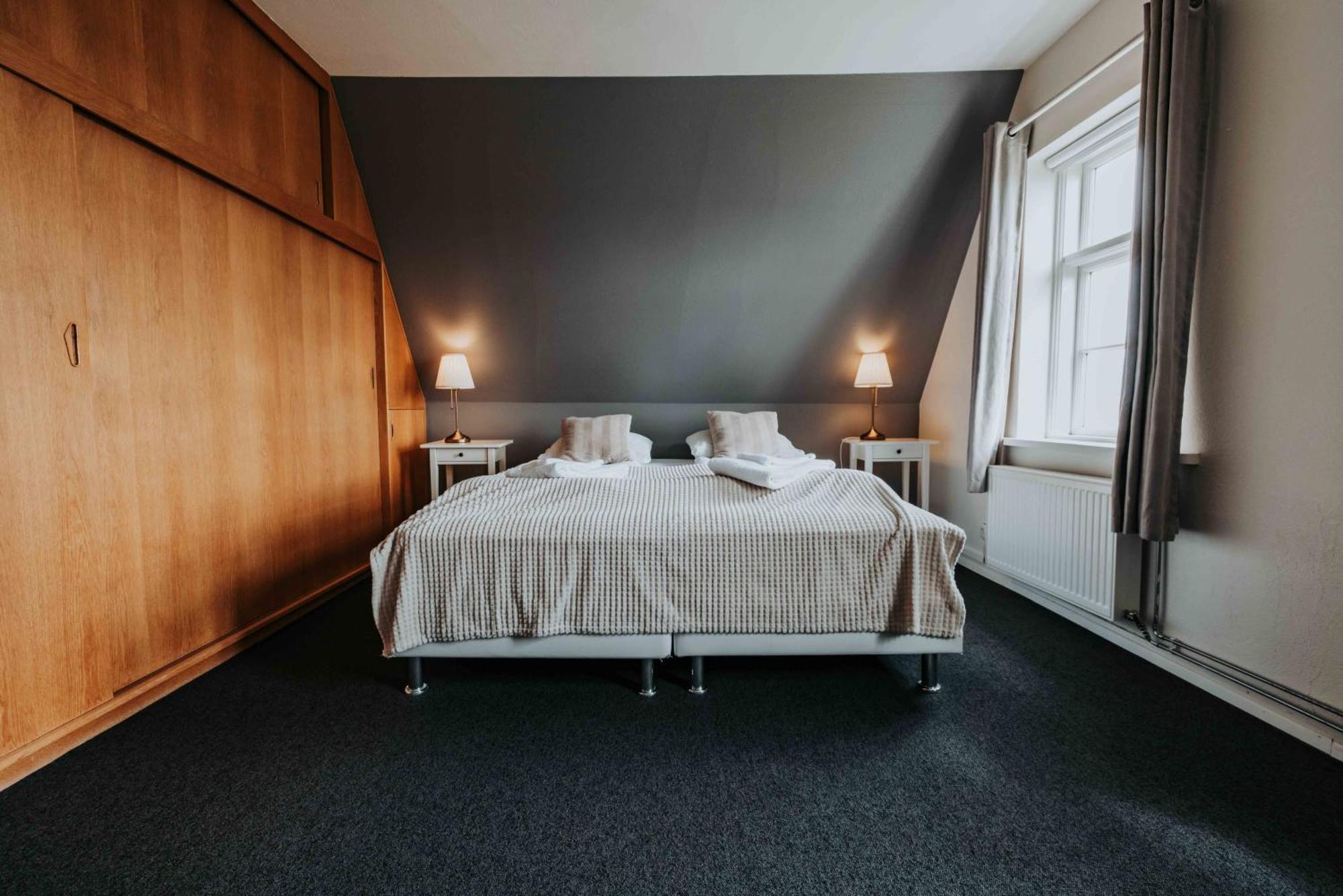לאוגרבטן Heradsskolinn Historic Guesthouse מראה חיצוני תמונה