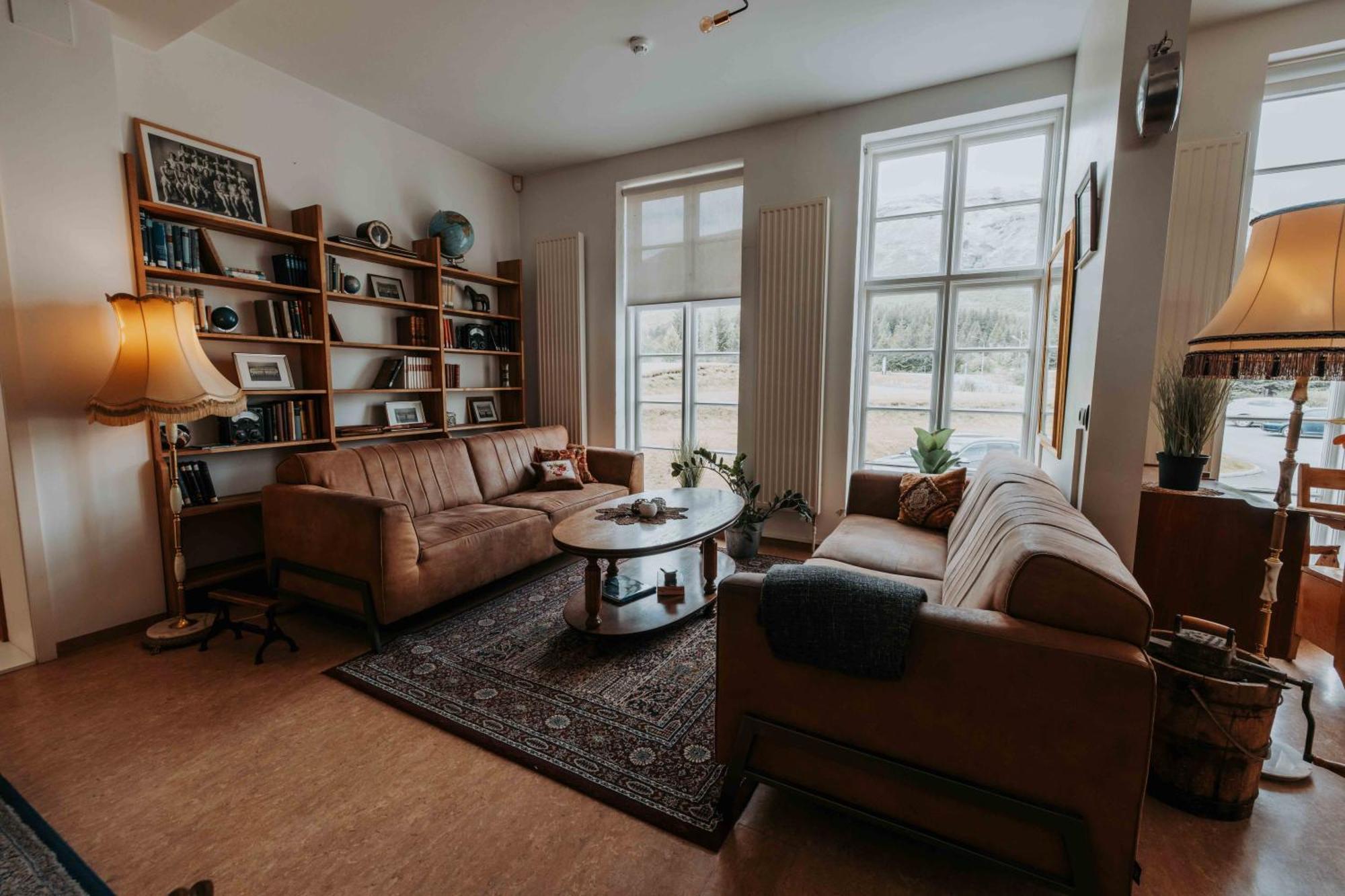 לאוגרבטן Heradsskolinn Historic Guesthouse מראה חיצוני תמונה