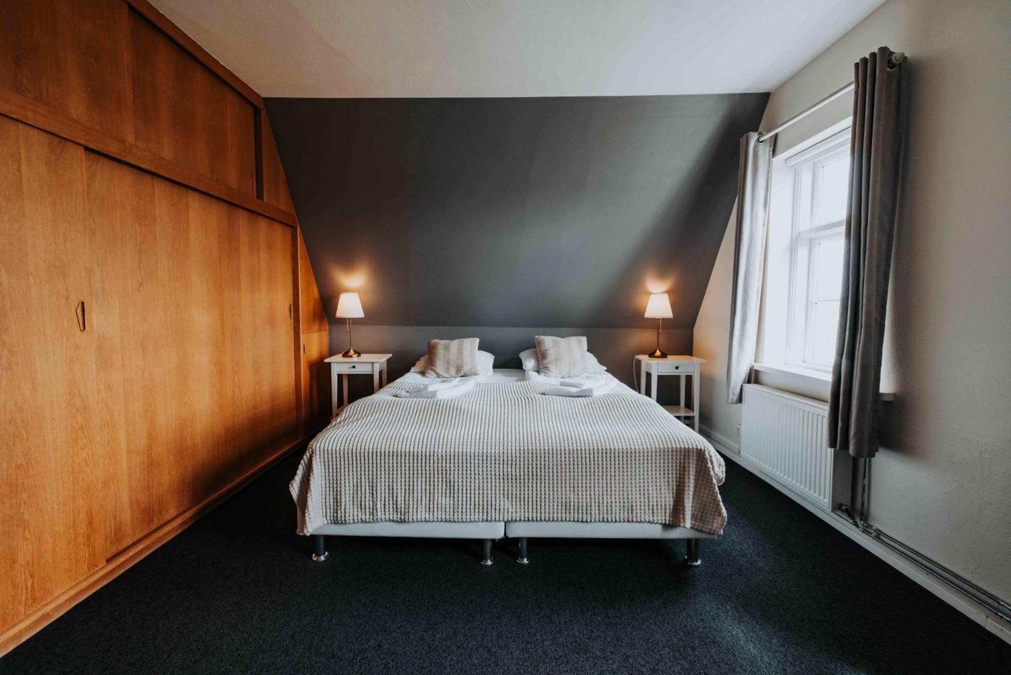 לאוגרבטן Heradsskolinn Historic Guesthouse מראה חיצוני תמונה