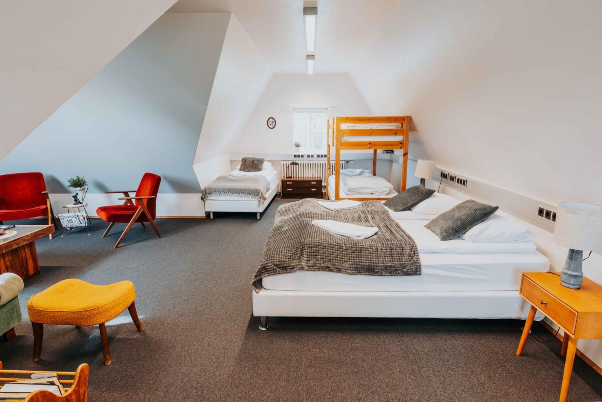 לאוגרבטן Heradsskolinn Historic Guesthouse מראה חיצוני תמונה