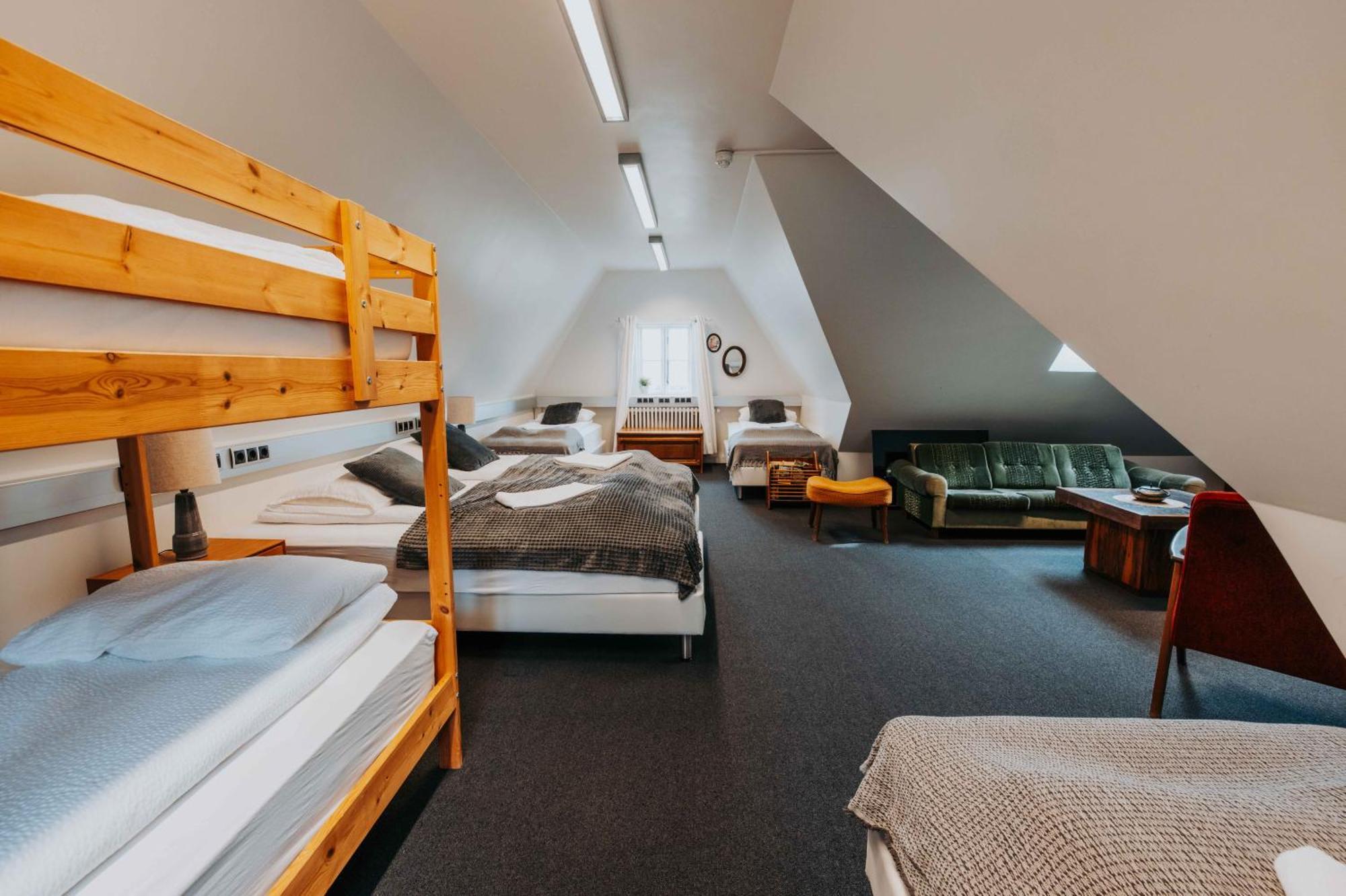 לאוגרבטן Heradsskolinn Historic Guesthouse מראה חיצוני תמונה