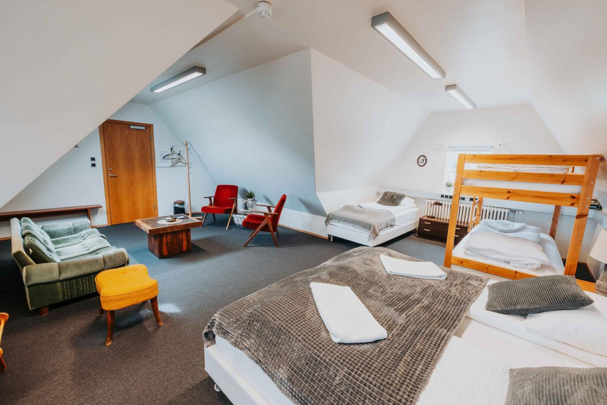 לאוגרבטן Heradsskolinn Historic Guesthouse מראה חיצוני תמונה