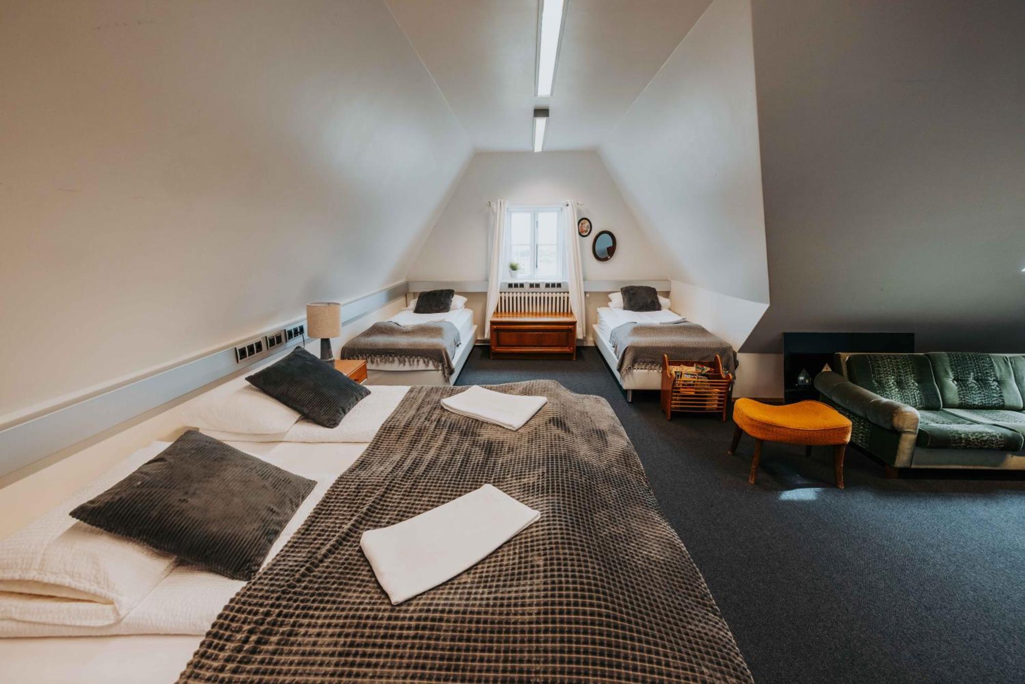 לאוגרבטן Heradsskolinn Historic Guesthouse מראה חיצוני תמונה