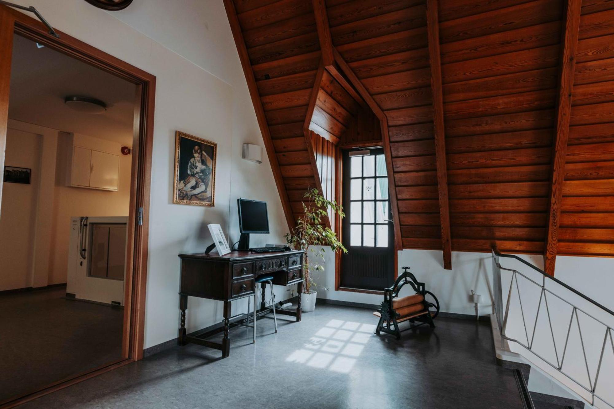 לאוגרבטן Heradsskolinn Historic Guesthouse מראה חיצוני תמונה