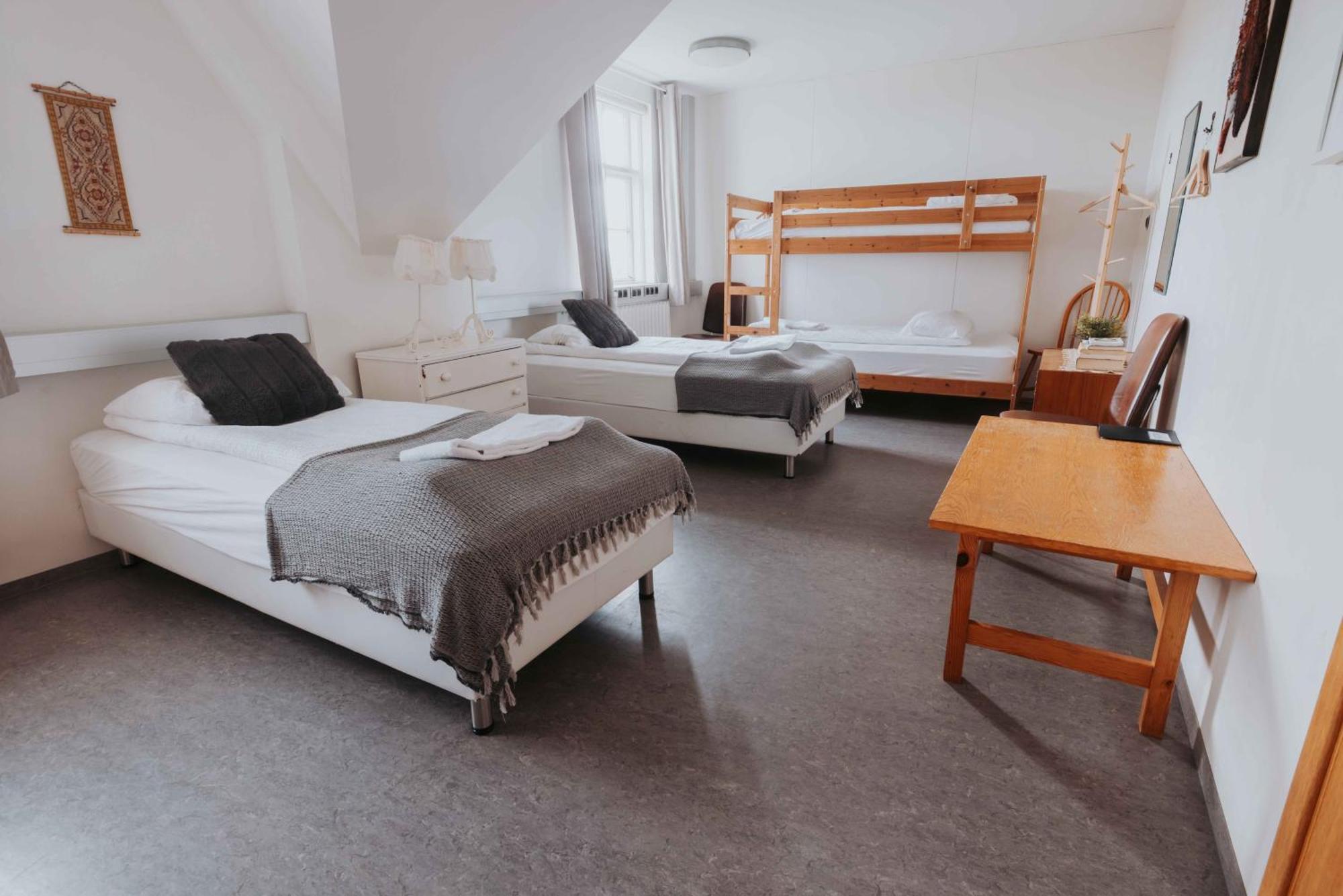 לאוגרבטן Heradsskolinn Historic Guesthouse מראה חיצוני תמונה