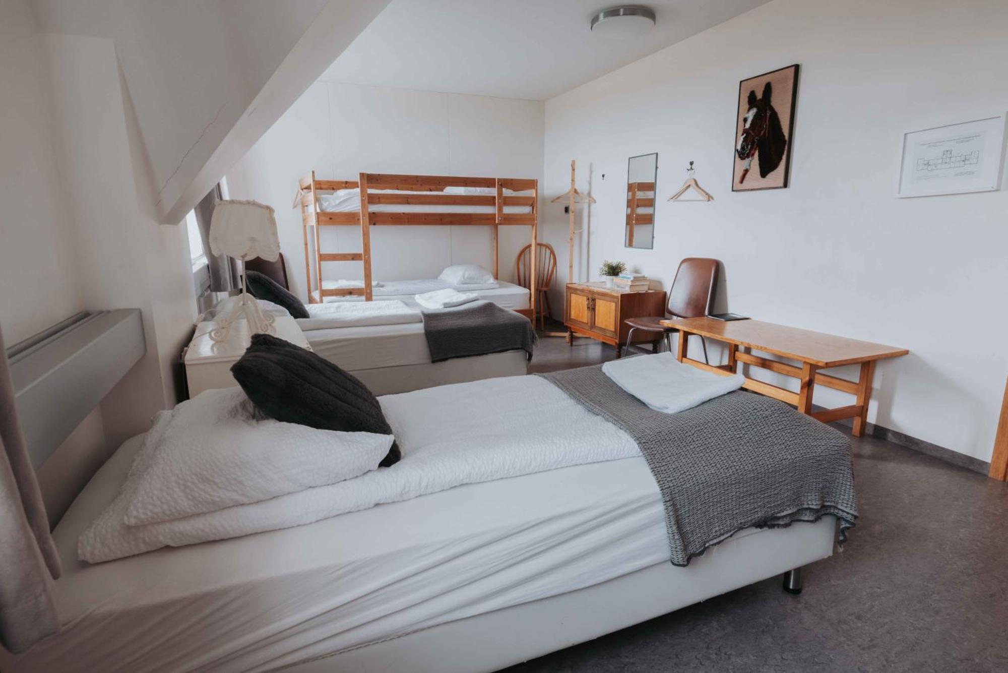 לאוגרבטן Heradsskolinn Historic Guesthouse מראה חיצוני תמונה